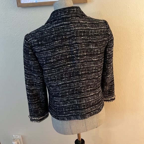 Ann Taylor blazer.  Size 6 - Picture 3 of 11